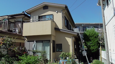 神奈川県茅ヶ崎市の外壁塗装・屋根葺き替え施工後の様子(ミッドビスケット色の外壁とデュアルブラックの屋根)