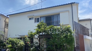 東京都荒川区の外壁塗装・屋根補修工事の施工後の様子(ヘリテイジレッドとブロークンホワイトで仕上げた外壁)