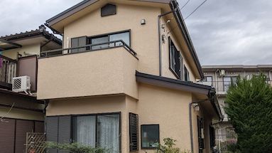 神奈川県茅ヶ崎市の外壁塗装・屋根葺き替え施工前の様子(ひび割れや気泡が見られる外壁)