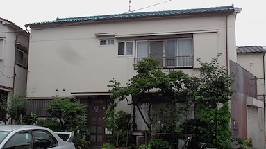 東京都荒川区の外壁塗装・屋根補修工事の施工前の様子(クラックや瓦の漆喰劣化が見られる状態)