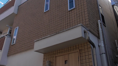 神奈川県横浜市鶴見区の外壁塗装・屋根重ね葺き施工前の様子(クラックやシーリングの劣化が見られる外壁)
